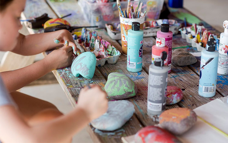 kids painting rocks 